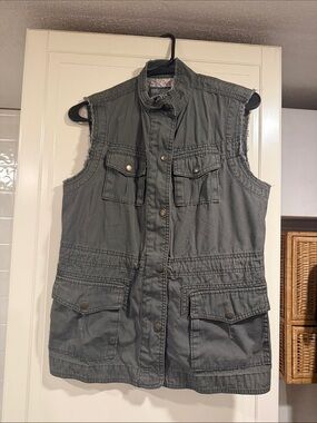 Ambition Sleeveless Utility Cargo Vest in green size small 8:3